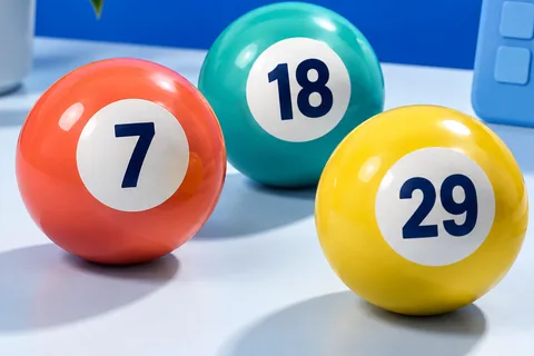 Tre lottobollar på ett bord, illustration till guiden om hur Lotto fungerar